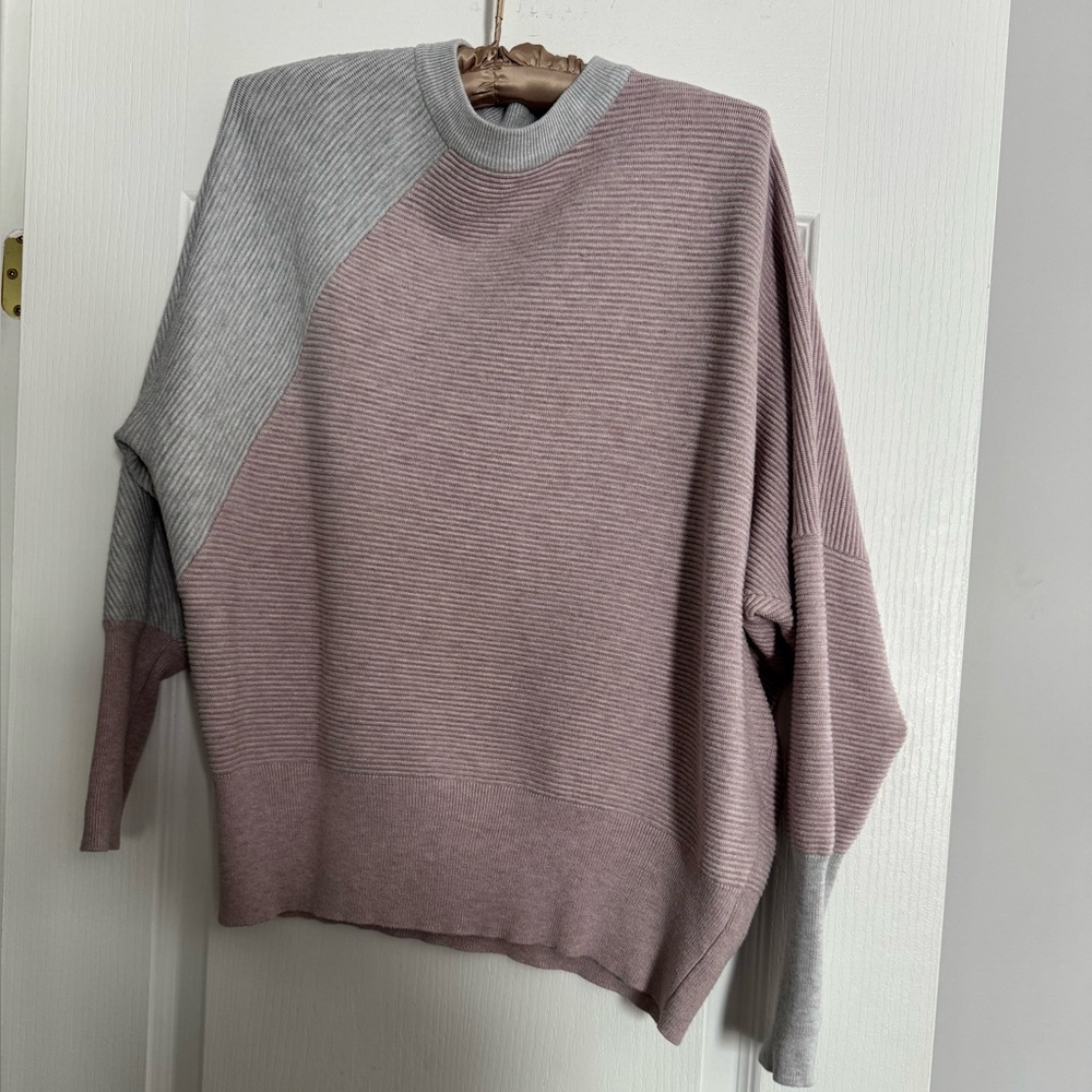 Suzy Shier Two-Tone Women's colour block Sweater. Ptp 25”